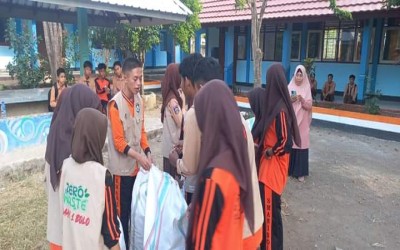 Pemilahan dan Penimbangan Sampah Oleh Tim Zero Waste