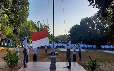 Siswa Dilatih Menjadi Pemimpin Lewat Upacara Bendera